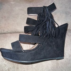 Qupid Womens Sz 7 Strappy Black Brown Tassel Wedge Peep Toe Sandals